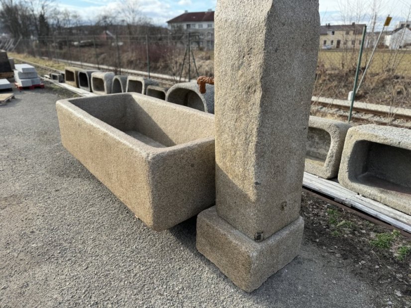 Detail kamenného sloupu – struktura a patina přírodního kamene