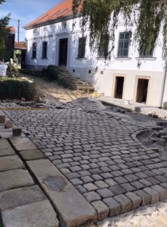 Velké staré dlažební kostky