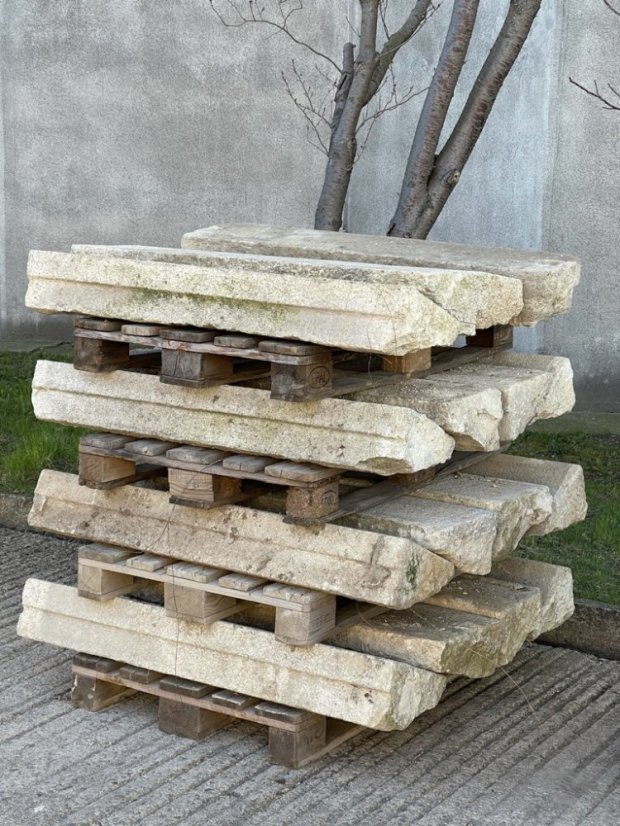 Staré kamenné schody