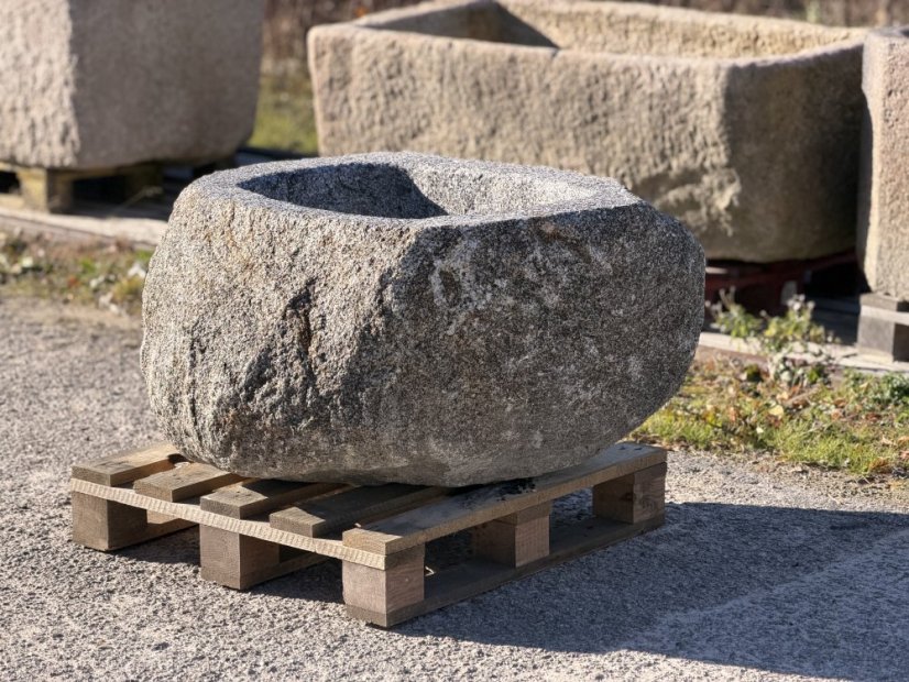 Kamenný balvan / květináč