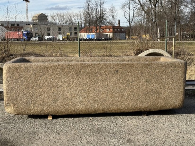 Kamenná kašna / nádrž