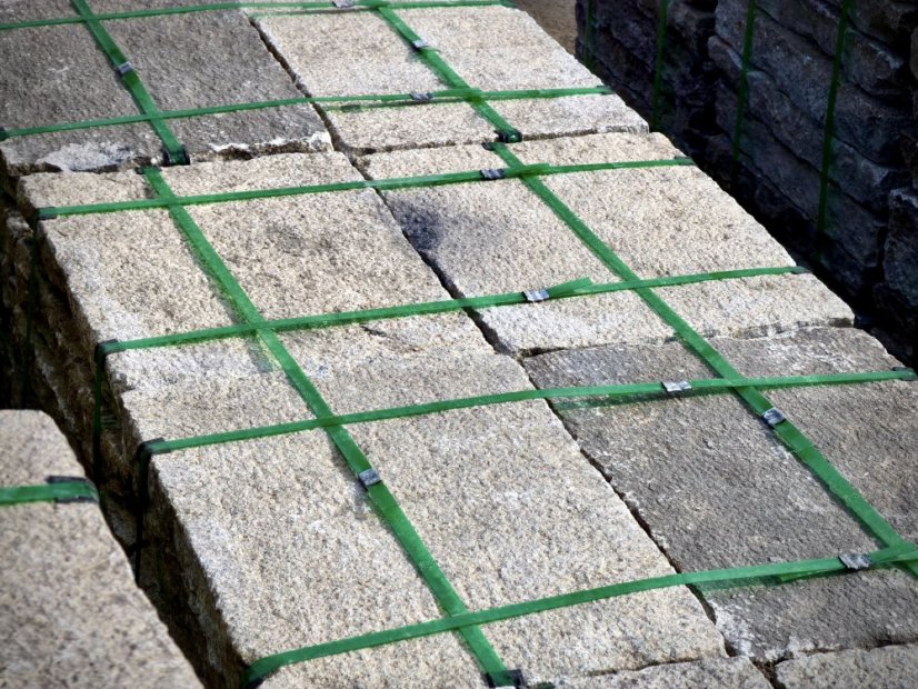 Stará žulová dlažba 60 × 40 × 7–9 cm