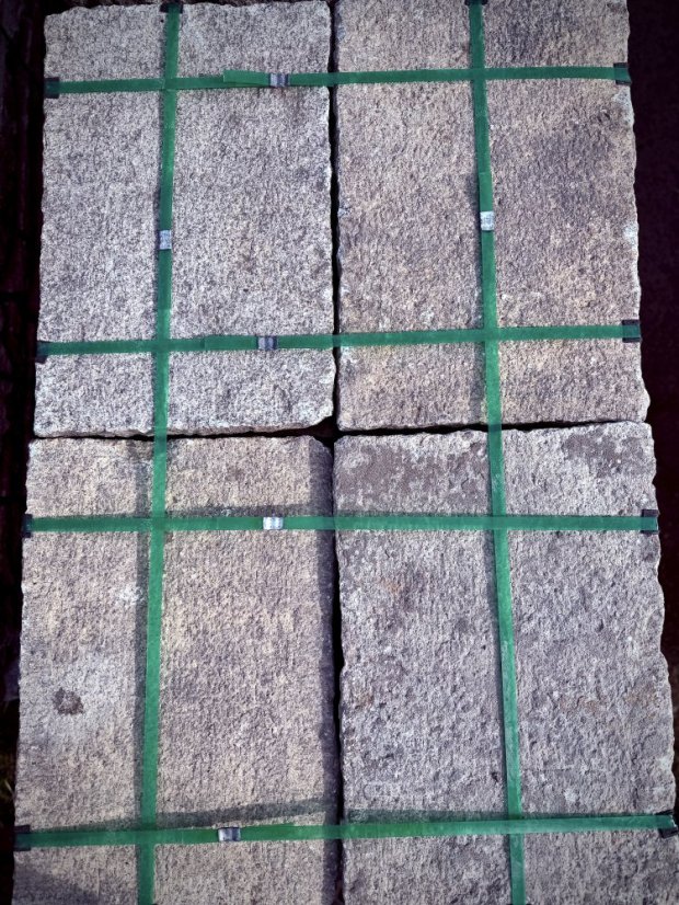 Stará žulová dlažba 60 × 40 × 7–9 cm
