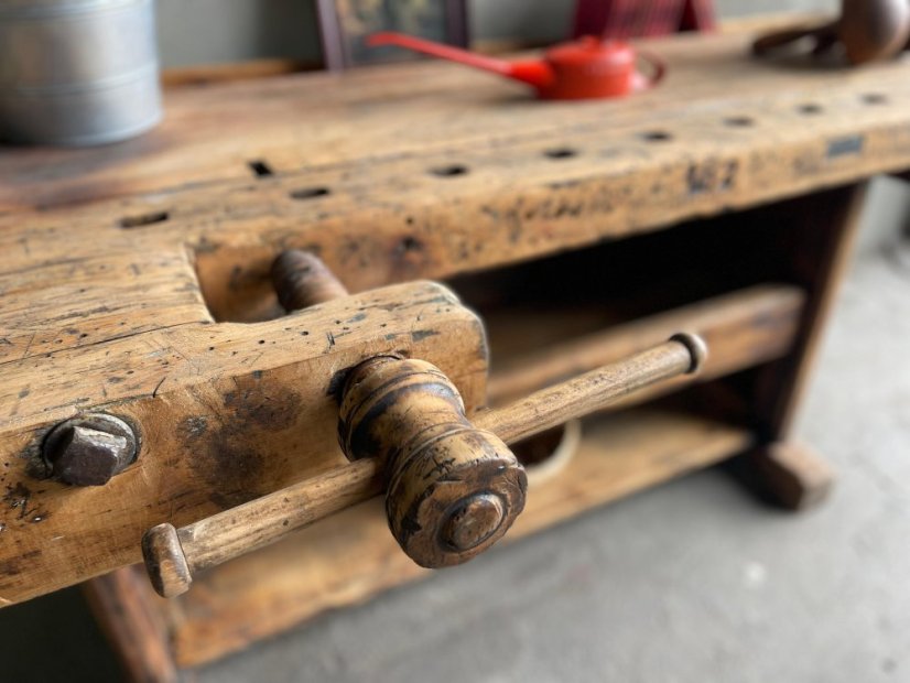 Starý masivní pracovní ponk se dřevěným svěrákem