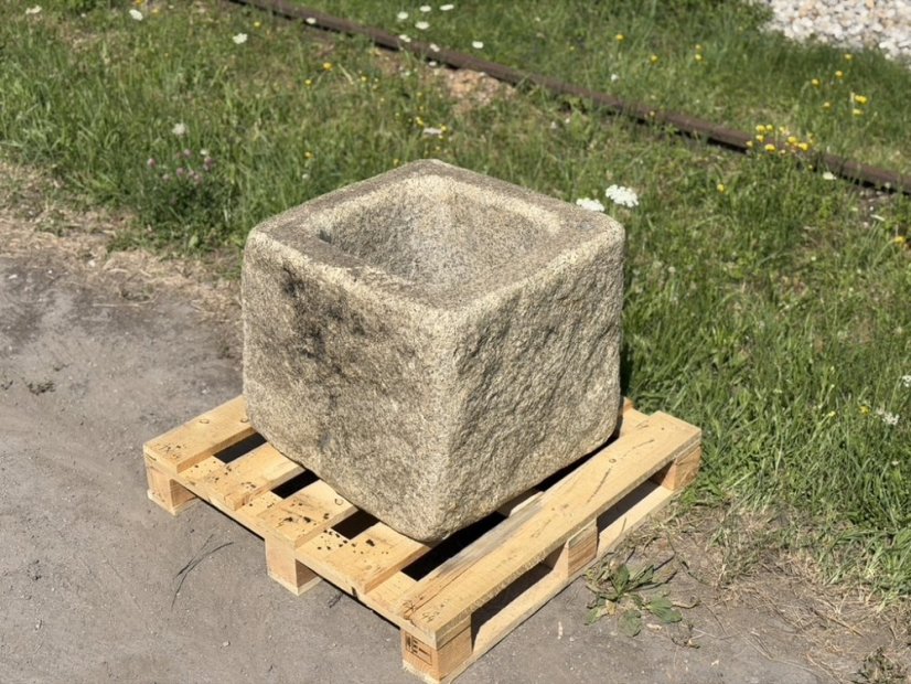 Kamenné koryto / květináč