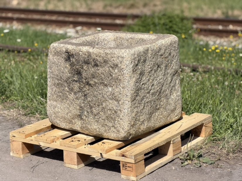 Kamenné koryto / květináč