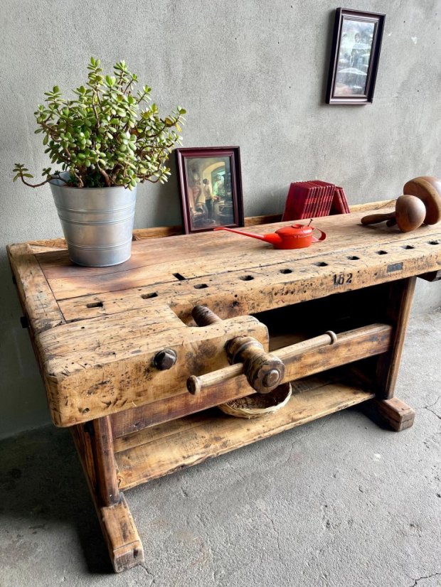 Starý masivní pracovní ponk se dřevěným svěrákem