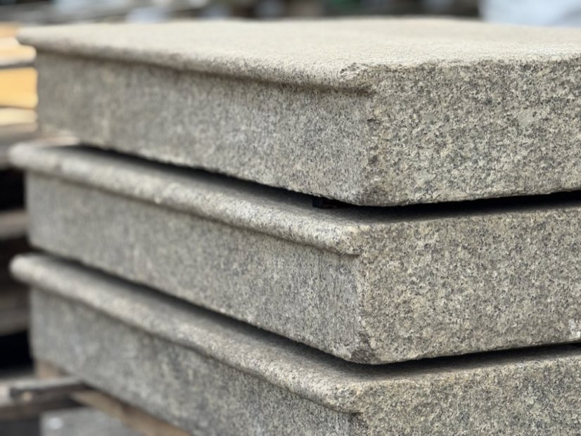 Žulové schody s profilovaným nosem / individuální výroba