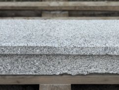 Žulové schody s profilovaným nosem / individuální výroba