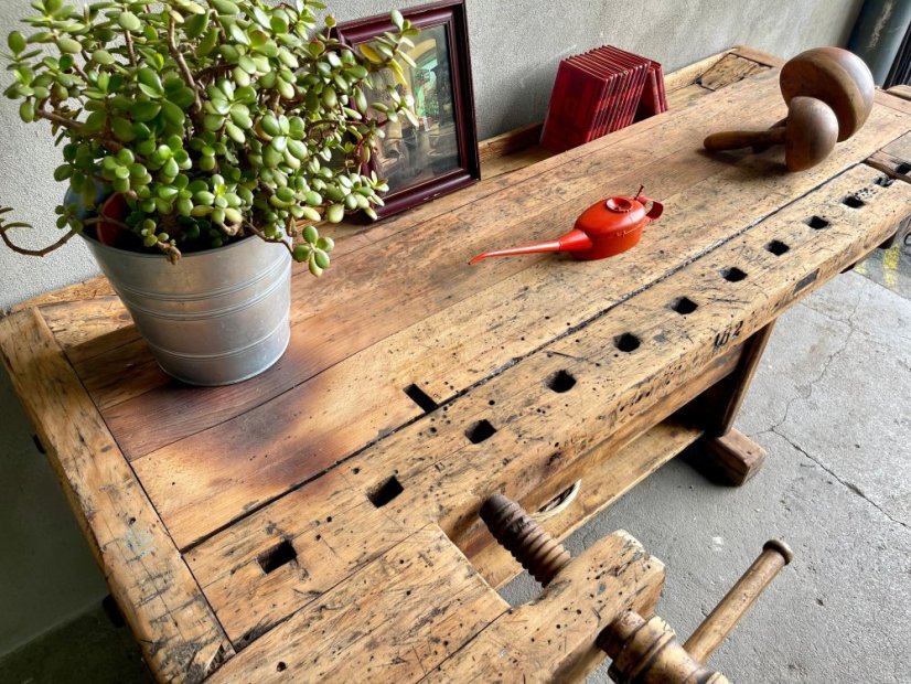 Starý masivní pracovní ponk se dřevěným svěrákem