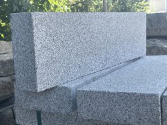 Žulový obrubník - opalovaný