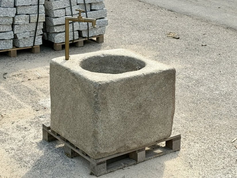 Kamenná nádrž s mosazným vodním prvkem